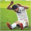  ?? FOTO: TOM WELLER/DPA ?? Augsburgs Rani Khedira ist nach dem Ausgleich bedient.