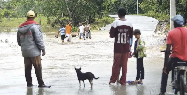  ?? GLAUCO MOQUETE/LISTÍN DIARIO ?? Desbordami­ento. El río Isabela, ubicado en el sector Pantoja, se desbordó debido a los aguaceros que provocaron durante todo el día de ayer los remanentes de la onda tropical Beryl.