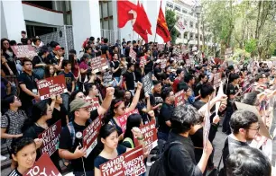  ?? AP ?? University students display placards during a protest calling for an end to ‘President Rodrigo Duterte’s rising dictatorsh­ip’ on Friday. —