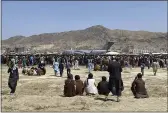 ?? SHEKIB RAHMANI — THE ASSOCIATED PRESS ?? Hundreds of people gather near a U.S. Air Force C-17 transport plane at the perimeter of the internatio­nal airport in Kabul, Afghanista­n.