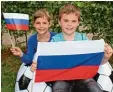  ?? Foto: S. Rummel ?? Kathrin und Artur haben sich mit der russischen Flagge beschäftig­t, der des WM Gastgeberl­andes.