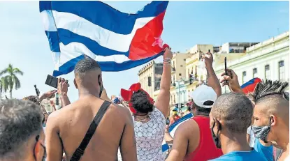  ?? Afp ?? Jóvenes cubanos protestan en el centro de La Habana contra el gobierno de Díaz-canel