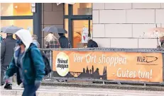  ?? FOTO: CHRISTIAN BEIER ?? Die Solinger Einzelhänd­ler hoffen, dass die Botschaft „Vor Ort shoppen – Gutes tun“ankommt.