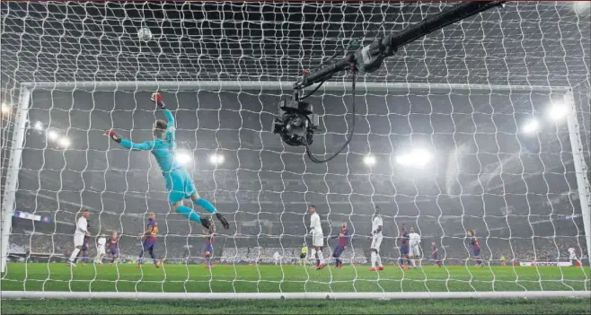  ??  ?? Real Madrid y Barcelona, en la imagen en su último enfrentami­ento en el Bernabéu, están pendientes del futuro de las competicio­nes.