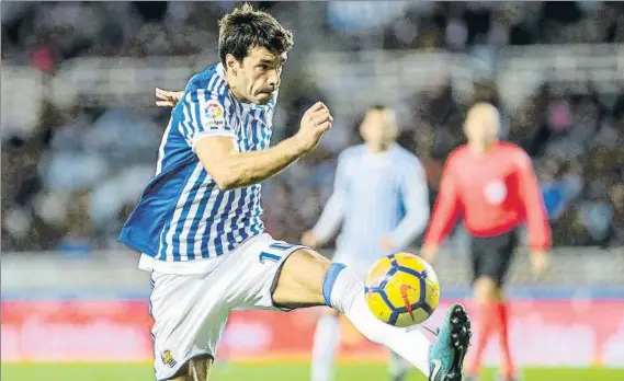  ?? FOTO: LUIS MARI UNCITI ?? Pura clase Xabi Prieto traza un control exquisito en el último partido de Anoeta, dando cuenta de su elegancia en pleno rebate interno entre la renovación y la retirada