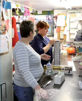  ??  ?? Marie et Muriel s’occupent d’exposer dans le magasin des produits fraîchemen­t reçus.