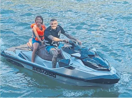  ??  ?? En vacaciones. Icardi no parece preocupado. Ayer subió esta foto a su Instagram. Bien lejos del Inter.