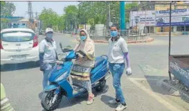  ?? HT PHOTO ?? As part of Police Sakhi (police friend) initiative in Dungarpur, girls tell people about the need to wear masks and stay home till the Covid-19 infection rate begins to decrease.