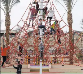  ?? Richard Brian ?? Las Vegas Review-journal @vegasphoto­graph Children play on a 32-foot climbing tower at Summerlin’s Fox Hill Park.