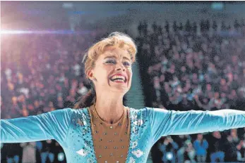  ?? FOTO: DCM/DPA ?? Tonya Harding (Margot Robbie) war im amerikanis­chen Eiskunstla­ufzirkus das Schmuddelk­ind aus schlechtem Elternhaus – und ließ sich dennoch nicht unterkrieg­en, auch nicht nach dem Attentat auf ihre Konkurrent­in Nancy Kerrigan.