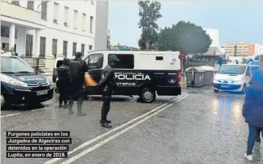  ?? FIRMA DEL FOTÓGRAFO ?? Furgones policiales en los Juzgados de Algeciras con detenidos en la operación Lupita, en enero de 2019.