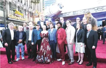  ?? — AFP photos ?? Cast and crew of ‘Solo: A Star Wars Story’ attend the world premiere of ‘Solo: A Star Wars Story’ in Hollywood on Thursday. (Right, from top) Actor Ehrenreich, producer Kathleen Kennedy, and director Howard at the premiere; Ryan Adams poses with Storm...