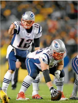  ??  ?? LÍDER. Tom Brady se alista para iniciar una jugada ofensiva con los Patriots.