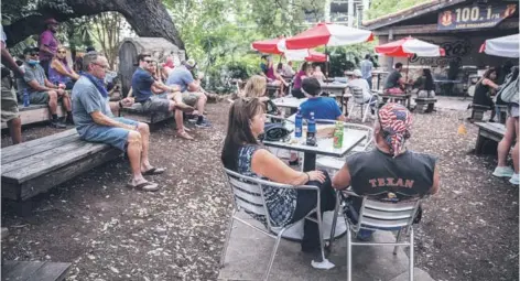  ??  ?? Decenas de personas en un bar al aire libre en Austin, Texas.