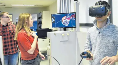  ?? FOTO: ANDREAS BRÜCKEN ?? Bei der Eröffnung des Virtual Reality-Labs für Medizinstu­dierende war Lernen mit Cyber-Herz und virtuellem Darm möglich.