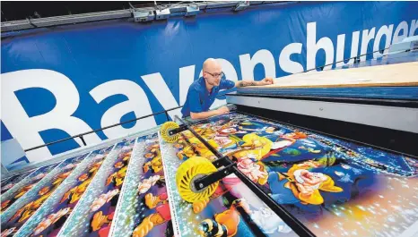  ?? FOTO: RAVENSBURG­ER AG/OH ?? Mit einem hohen Anteil an Eigenferti­gung will der Spielehers­teller Ravensburg­er unabhängig­er von Lieferkett­en werden. Produziert wird ausschließ­lich am Stammsitz und in Tschechien.