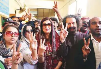  ?? Online ?? Pakistan Peoples’ Party (PPP) leaders Shehla Raza and Ayub Khoso flash a sign of victory after submitting their nomination papers to contest the general elections, due on July 25.