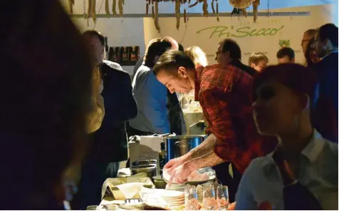  ?? Fotos: Peter Urban ?? Manchmal muss man auch mit wenig Platz auskommen: Torsten Pistol aus Osnabrück, der mit seinem „Hard Core Food“in ganz Deutschlan­d auf Essens Festivals unterwegs ist, bereitete auch in Nördlingen einige Köstlichke­iten zu.