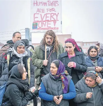  ?? FOTO: DPA ?? Schon Ende 2015 protestier­ten Roma in Malmö gegen die verschärft­e schwedisch­e Abschiebun­gspolitik.