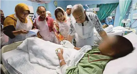  ?? [FOTO IHSAN FB NAJIB RAZAK] ?? Najib bersama Rosmah melawat mangsa kebakaran Pusat Tahfiz Darul Quran Ittifaqiya­h di Hospital Kuala Lumpur, semalam.