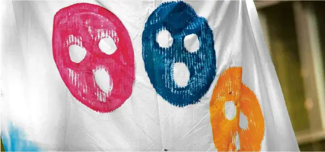  ?? Bundestags­fraktion Bündnis 90/Die Grünen/Flickr ?? Bandeira com referência às balaclavas usadas pelas integrante­s do Pussy Riot, em protesto contra a prisão das artistas do grupo, em Berlim, em 2012