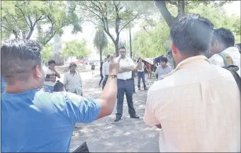  ??  ?? Ayer el defensor del Pueblo entregó alimentos a los indígenas que están en la plaza.