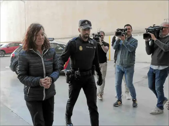  ?? Fotos: JAUME MOREY ?? Antonia Salamanca Garau, la asesina confesa, entró a los juzgados a cara descubiert­a.