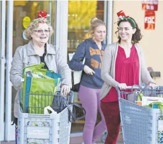  ?? CHERYL EVANS/ THE ARIZONA REPUBLIC ?? Brenda Storts and Davina Baird have been shopping together on Black Friday for 20 years, getting started at 4 a. m.