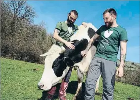  ?? PERE DURAN / NORD MEDIA ?? Coque Fernández e Ismael López conviven con más de 300 animales