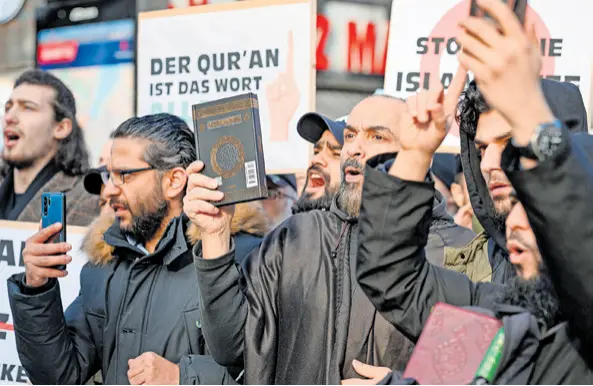  ?? ?? Članovi islamistič­ke skupine Muslim Interaktiv u Hamburgu, gradu koji se smatra glavnim selafistič­kim uporištem u Njemačkoj, koristili su i ramazan za širenje svoje ideologije