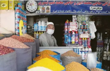  ?? Foto: Rahmat Gul, dpa ?? In der afghanisch­en Hauptstadt Kabul wartet ein Ladenbesit­zer mit Mundschutz vor Beginn des Fastenmona­ts Ramadan auf Kunden. Viele muslimisch­e Geistliche haben die Regeln inzwischen gelockert.
