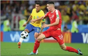  ??  ?? Philippe Coutinho van Brazilië probeert Nicola Milencovic van Servië te omspelen. (Foto: Goal)