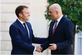  ?? (KEYSTONE/PETER KLAUNZER) ?? Alain Berset, reçu par Emmanuel Macron à l’Elysée.