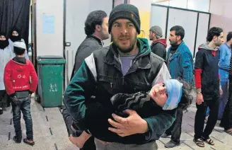  ?? HAMZA AL-AJWEH/AFP ?? Ataque. Em Ghouta, homem carrega o filho ferido em um dos bombardeio­s das forças sírias