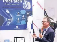  ?? FOTOS (3): WEARABLE TECHNOLOGI­ES ?? Das intelligen­te Pflaster TracPatch überwacht den Wundheilun­gsprozess mittels Temperatur­messung.