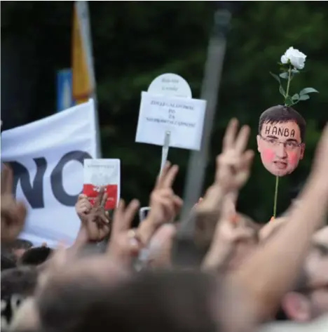  ?? © Jacek Turczyk/epa ?? Wie wel of geen rechter mag zijn, ligt binnenkort volledig in handen van de Poolse minister van Justitie Zbigniew Ziobro (m.). Dat leidde gisteren tot protest in