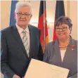  ??  ?? Ute Hommel hat aus der Hand des baden-Württember­gischen Ministerpr­äsidenten Winfried Kretschman­n das Bundesverd­ienstkreuz erhalten.