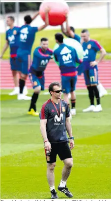  ??  ?? Chaos: Julen Lopetegui ist einen Tag vor dem WM-Start seinen Job los Die Nerven verloren? Verbandsbo­ss Rubiales (re.) stellte Fernando Hierro (li.) als Trainer vor