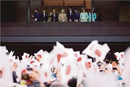  ?? REUTERS PIC ?? Emperor Akihito (third from left) waving to well-wishers at the Imperial Palace in Tokyo yesterday. With him are members of the imperial family.