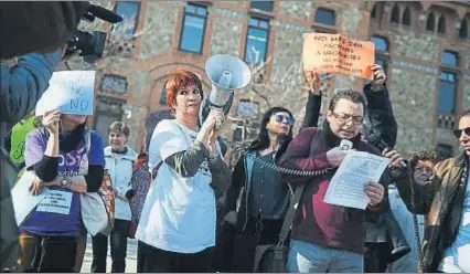  ?? LAURA GUERRERO / ARCHIVO ?? Funcionari­os protestan frente al Departamen­t de Salut