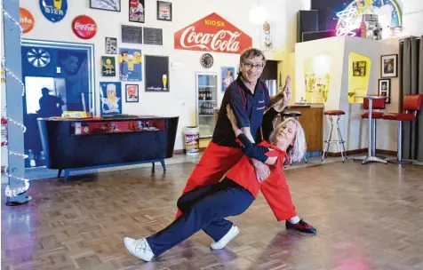  ?? Foto: Marcus Merk ?? Rudi und Lucie Holland tanzen seit 40 Jahren. Ihr Tanzstudio in Zusmarshau­sen ist ganz im Stil der Fünfzigerj­ahre eingericht­et.