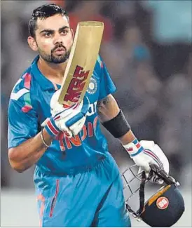  ?? VIPIN KUMAR / HT PHOTO ?? Virat Kohli blows a kiss after his reaching his half-century as movie star Anushka Sharma acknowledg­ed his feat from the stands.
