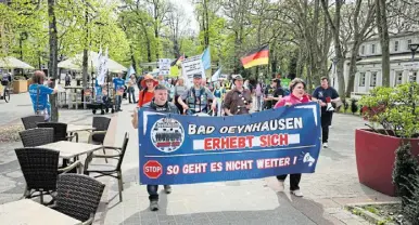  ?? Archivfoto: Jörg Stuke ?? Beim Querdenker-Aufmarsch am 13. April gingen rund 60 Teilnehmer mit.
