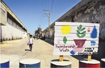  ?? Luis rodríguez ?? La primera foto muestra las pilas de desechos y las casuchas de los habitantes de calle y reciclador­es. En la segunda,con afiches y avisos se empezó la intervenci­ón.