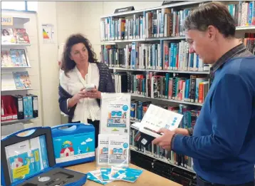  ??  ?? Wicklow County Library staff Gerlanda Maniglia and David Forde examine the new home energy saving kits.