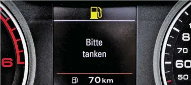  ?? BILD: SN/DPA ?? Leert sich der Tank, meldet sich das Auto – oftmals vergeblich.