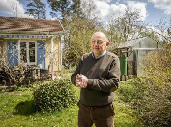  ?? FOTO'S DIRK KERSTENS ?? Michel Follet in zijn “veilige cocon” in Poederlee: “Ik woon in het groen en de rust, in het gezelschap van vogels en poezen. Ik moet in stilte leven.”