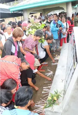  ??  ?? THE Philippine Army commemorat­ed the 14th anniversar­y of the discovery and exhumation of skeletal remains of 67 people believed to have been killed by the New People’s Army in Inopacan, Samar.