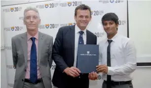  ?? Supplied photo ?? Adam Gilchrist presents the Sports award to Ritik Bagchi. —