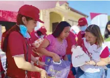  ??  ?? PLDT community relations head Katherine Diaz de Rivera (left) and PLDT-Smart Foundation president Esther Santos (right) in Santo Tomas North Central School in Batangas.